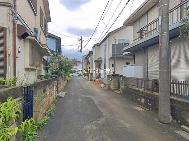 前面道路を含めた現地写真です。