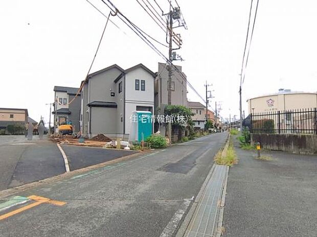 前面道路を含めた現地写真です。
