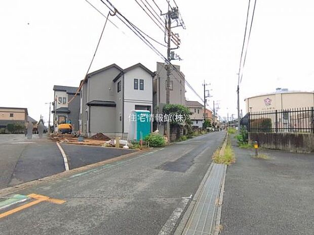 前面道路を含めた現地写真です。
