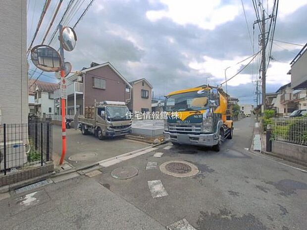 前面道路を含めた現地写真です。
