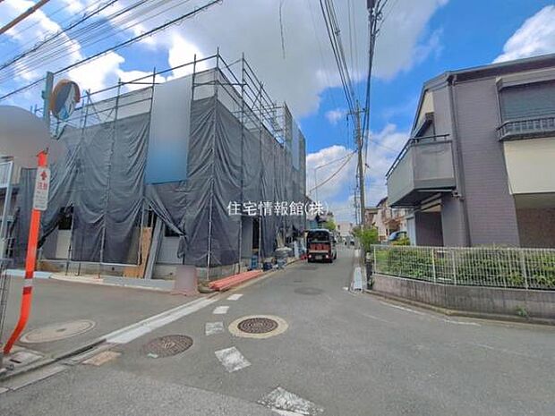 前面道路を含めた現地写真です。