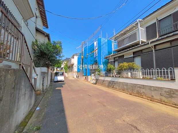 前面道路を含めた現地写真です。