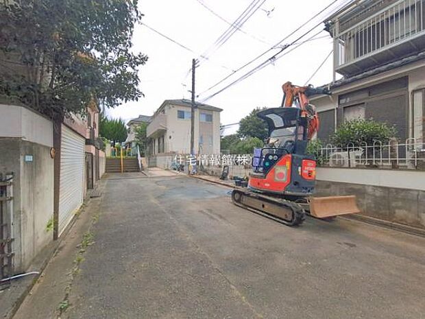 前面道路を含めた現地写真です。