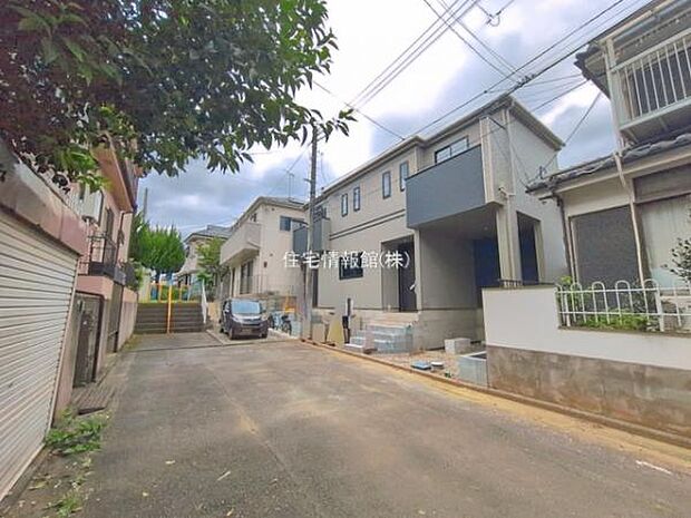 前面道路を含めた現地写真です。