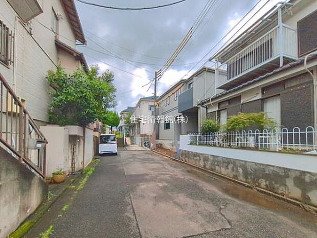 前面道路を含めた現地写真です。