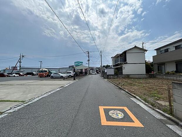 前面道路を含めた現地写真です。