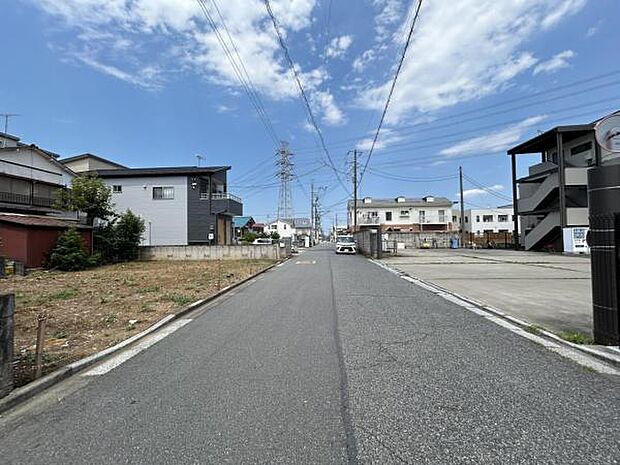前面道路を含めた現地写真です。
