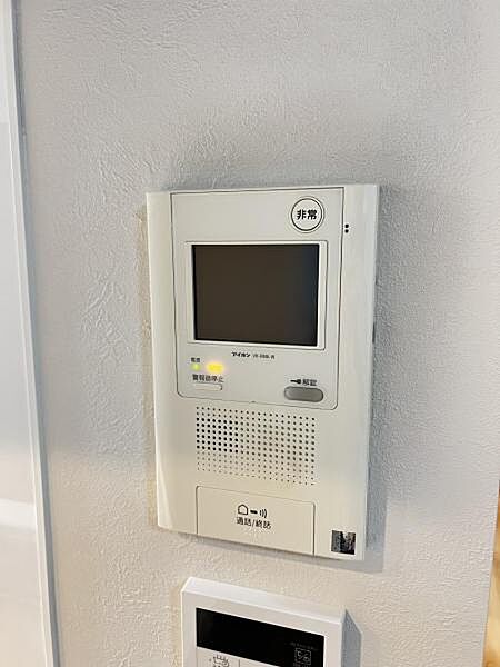 訪問者を確認できるTVモニター付きインターフォンです。