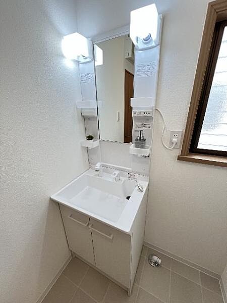 シャワー付き洗面化粧台です。手軽にシャンプーができ、お掃除もしやすいですね。
