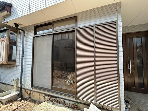 雨戸付きで、防災・防犯に心強いですね。