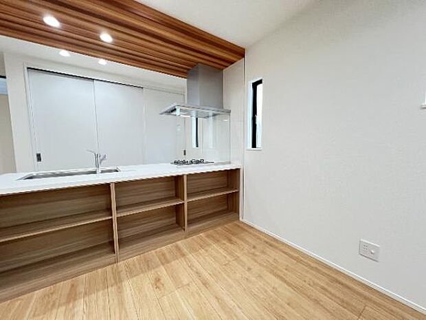 キッチン正面にダイニングセットを配置することで、配膳もスムーズに。調理中も会話を楽しめます。