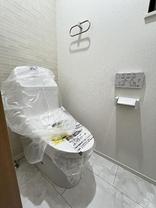 シャワー洗浄機能付のトイレは、清潔感が印象的な空間ですね。