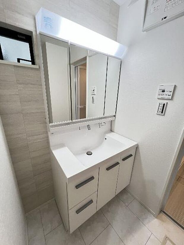 シャワー付き洗面化粧台です。手軽にシャンプーができ、お掃除もしやすいですね。