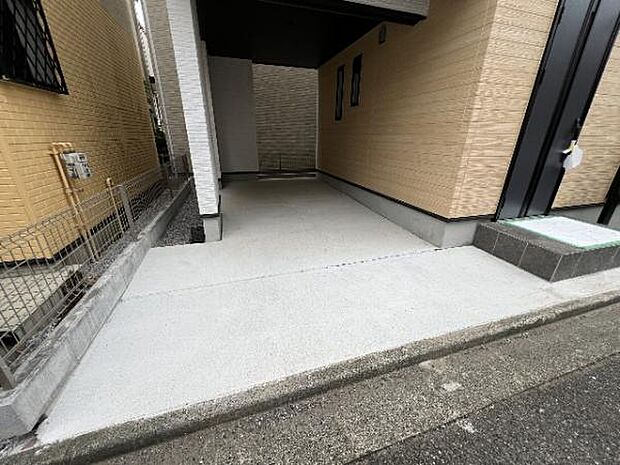 駐車場です。前面道路との高低差も少なく、スムーズに出入りできます。