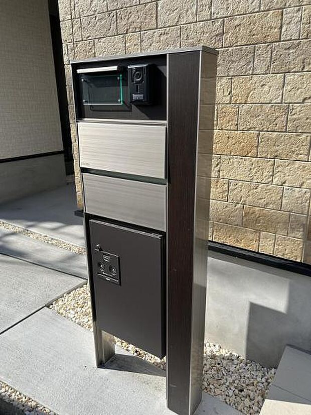 宅配ボックス付きの門柱のため、不在時の荷物の受け取りがとても便利です。
