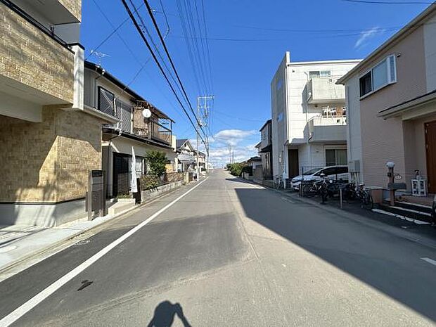 前面道路を含めた現地写真です。