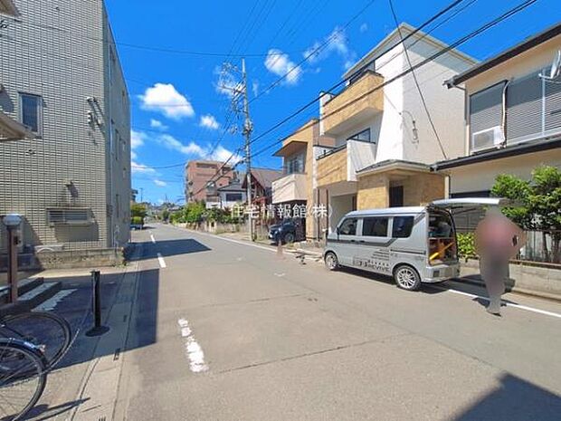 前面道路を含めた現地写真です。