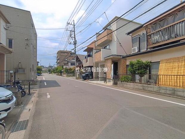 前面道路を含めた現地写真です。