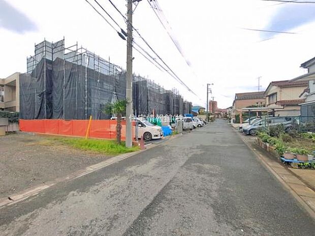 前面道路を含めた現地写真です。
