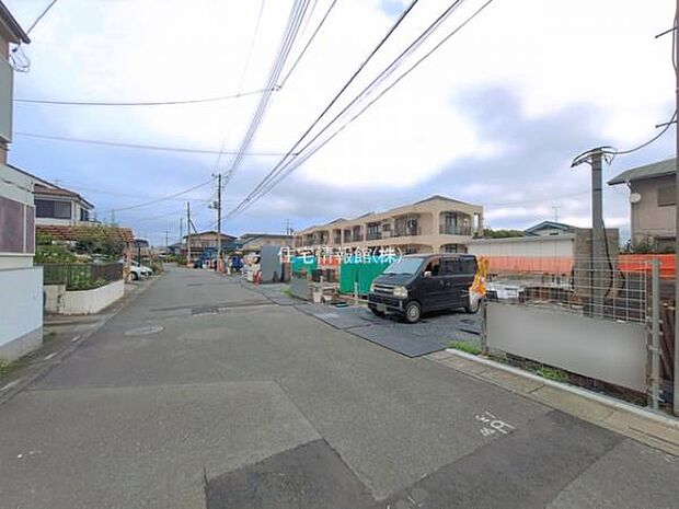 前面道路を含めた現地写真です。
