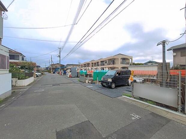 前面道路を含めた現地写真です。