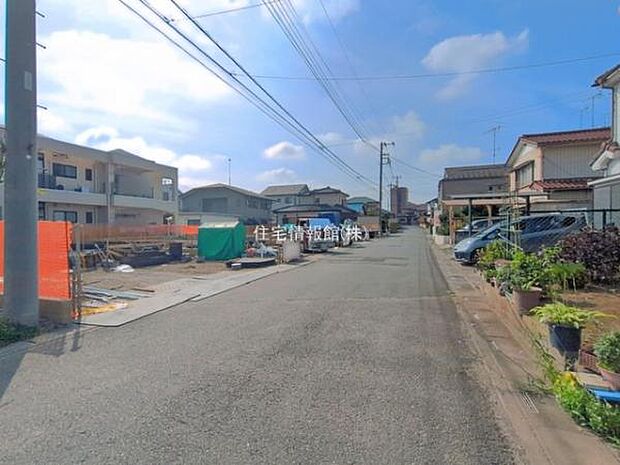 前面道路を含めた現地写真です。