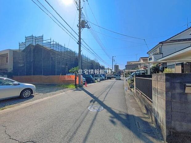 前面道路を含めた現地写真です。