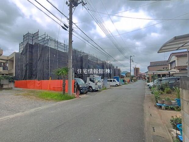 前面道路を含めた現地写真です。