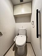 シャワー洗浄機能付のトイレは、清潔感が印象的な空間ですね。
