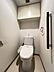 トイレ：シャワー洗浄機能付のトイレは、清潔感が印象的な空間ですね。