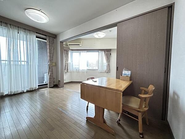 家族団らんの場所としてゆったりと居心地の良いリビングです。