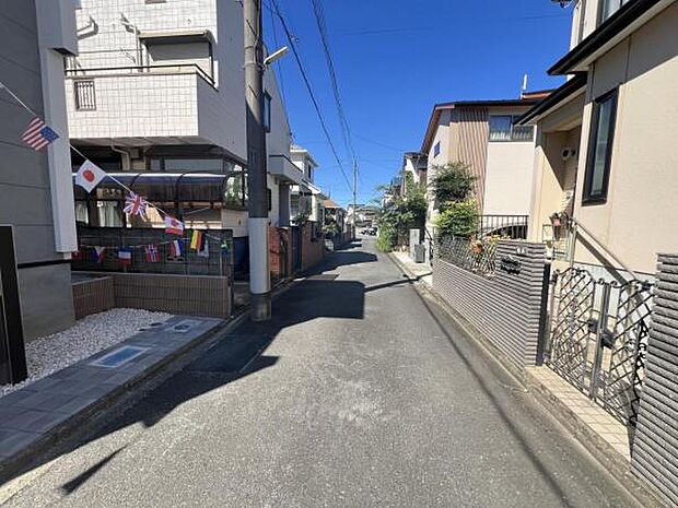 前面道路を含めた現地写真です。