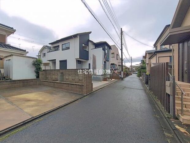 前面道路を含めた現地写真です。
