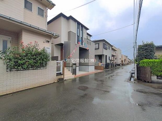 前面道路を含めた現地写真です。