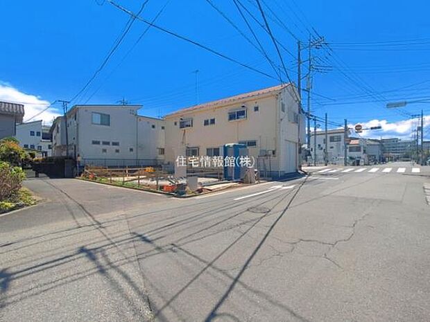 前面道路を含めた現地写真です。