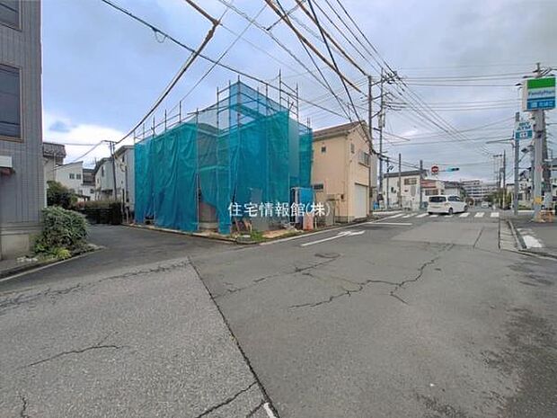 前面道路を含めた現地写真です。