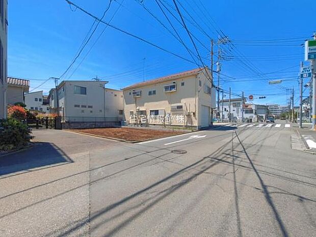 前面道路を含めた現地写真です。