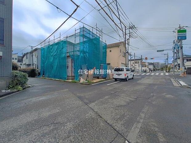 前面道路を含めた現地写真です。