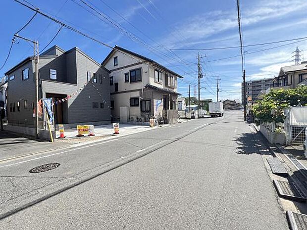 前面道路を含めた現地写真です。