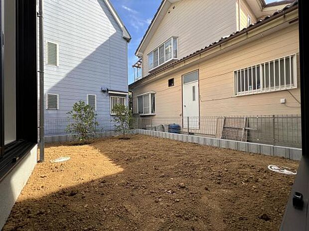 お庭はオプション工事でウッドデッキ仕様に変更可能です。