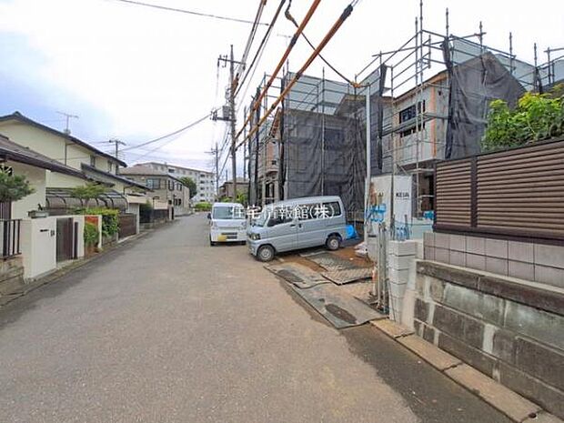 前面道路を含めた現地写真です。