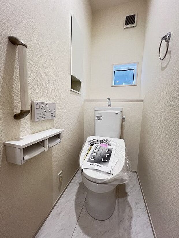 シャワー洗浄機能付のトイレは、清潔感が印象的な空間ですね。