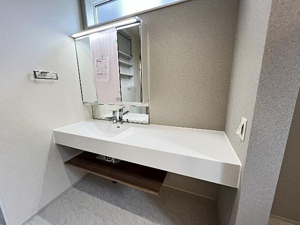 シャワー付き洗面化粧台です。手軽にシャンプーができ、お掃除もしやすいですね。