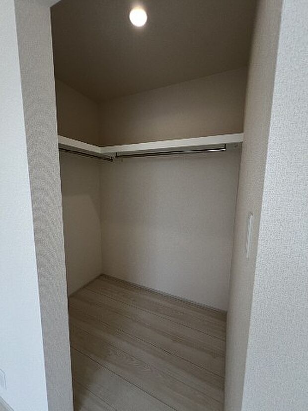 ウォークインクローゼットは、ハンガーパイプや枕棚が備わっており、お洋服等すっきりと収納いただけます。
