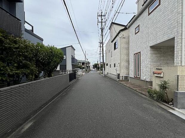 前面道路を含めた現地写真です。