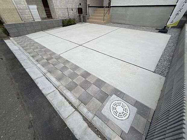 駐車場です。前面道路との高低差も少なく、スムーズに出入りできます。
