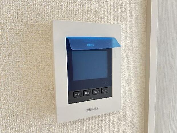 訪問者が一目で分かるTVモニタ付きインターフォンを装備した心強さも魅力なお住まいです。