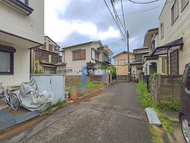 前面道路を含めた現地写真です。
