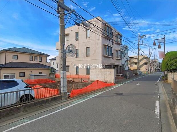 前面道路を含めた現地写真です。