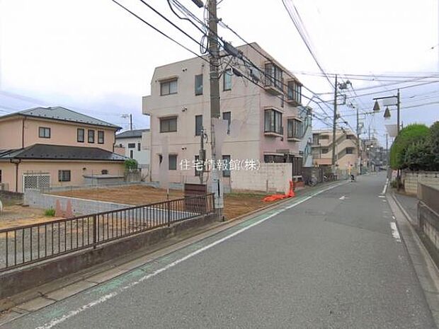 前面道路を含めた現地写真です。